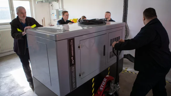Wenn kein Strom mehr durch die Leitungen flie&szlig;t, kommt das gro&szlig;e Notstromaggregat im Leuchtturm zum Einsatz. Im Rahmen der &Uuml;bung wurde es in Diestelbruch zum ersten Mal in Betrieb genommen. - &copy; Torben Gocke