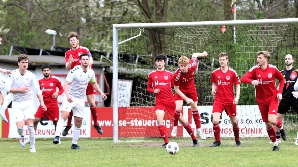 Gefahr im Lipperreiher Strafraum, doch Marlin Dück (Vierter von rechts) bereinigt die Situation nach einem Werl-Asper Eckball. - © Oliver König