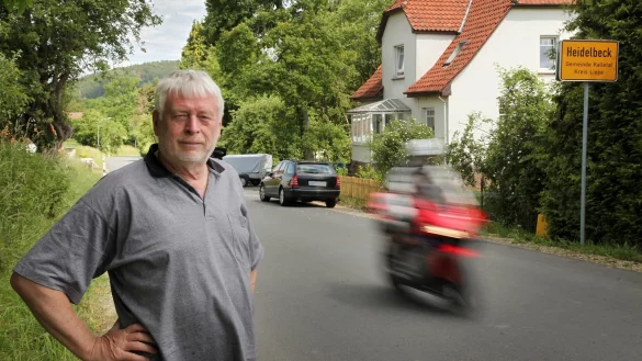 Idyll mit Motorgebr&uuml;ll: Helmuth Hardt ist mit seiner Frau Marita von Duisburg-S&uuml;d an den Rand von Heidelbeck gezogen, um die Ruhe zu genie&szlig;en. - &copy; Bernhard Preuss
