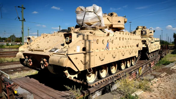 Hinter dem Möbelhaus Porta stehen derzeit zwei beige lackierte Panzer. Die Bundeswehr gibt sich auf Nachfrage dazu bedeckt. - © Andreas Frücht