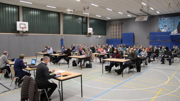 Zur Sitzung des Ausschusses am Mittwochabend in der Mehrzweckhalle Alverdissen kamen rund 40 Besucher. Sie wollten wissen, was mit dem Grundschulstandort im Dorf nun passiert. - &copy; Nadine Uphoff