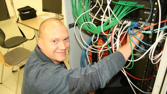 K&uuml;mmert sich um den schuleigenen Server: Andreas Schell, Informatik- und Englischlehrer am Gymnasium Barntrup. - &copy; Sylvia Frevert(LZ)
