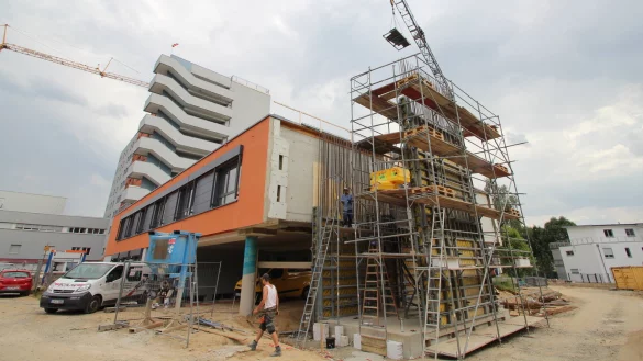 In Lemgo wird gebaut: Der neue Intensiv-Cube am Klinikum wird im Herbst eröffnet. Er ist Teil des Investitionsprogramms über 60 Millionen Euro, das die Klinikum Lippe GmbH in den kommenden Jahren umsetzen wird. Die Neubauten sind ein Faustpfand in der Bewerbung als Uni-Klink-Standort. - © Jens Rademacher