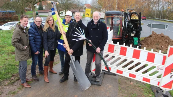 Setzen den ersten Spatenstich f&uuml;r das schnelle Internet in Belle: (von links) Ivo Hennekes (innogy), Reiner Brachvogel (gustav internet GmbH), Saskia Kemner (innogy), Martin M&uuml;ller (Westnetz GmbH), B&uuml;rgermeister Stefan Rother und R&uuml;diger Krentz (Stadt Horn-Bad Meinberg). - &copy; Michaela Wei&szlig;e
