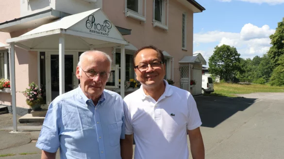 Anwalt Rudolf Zacharias (links) und Van Phong Nguyen, Gesch&auml;ftsf&uuml;hrer von "Phong's", setzten sich daf&uuml;r ein, dass ein Koch aus Vietnam nun in Sennelager arbeiten darf. - &copy; Mareike Gr&ouml;neweg