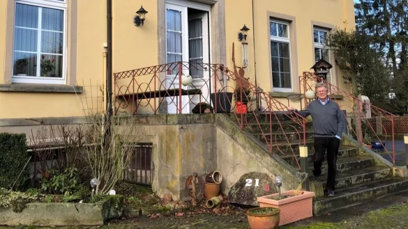 Michael Hinke steht vor dem denkmalgeschützten Gutshaus an der Mittelstraße in Ehrsen. Das Mauerwerk besteht aus Bruchstein, in den 1950er Jahren sind die Außenwände allerdings verputzt und anschließend gelb gestrichen worden. - © Thomas Reineke