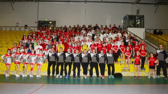 Starke Truppe: Der sportlich sehr breit aufgestellte Verein TuSG Augustdorf hat in der Augsutdorfer Witex-Halle seine größte sportliche Heimat. Der Sportkomplex bietet neben den Sportmöglichkeiten auch die Chance gesellschaftlicher und geselliger Zusammenkünfte. Zum Beispiel, um die eigenen Handballer als Teil der HSG Augustdorf/Hövelhof lautstark zu Höchstleistungen anzufeuern. - © Gallisch