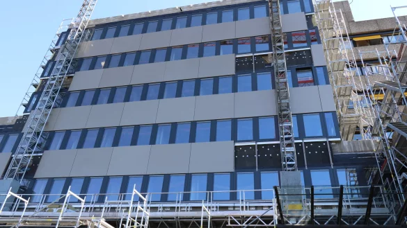 Der Rathausfl&uuml;gel in Richtung Stadtzentrum nimmt langsam Form an &ndash; zumindest von au&szlig;en. Die neue Fassade ist in Richtung Rudolph-Brandes-Allee in gro&szlig;en Teilen bereits angebracht. Am rechten Bildrand ist die alte Fassade zu erkennen.&nbsp; - &copy; Alexandra Schaller