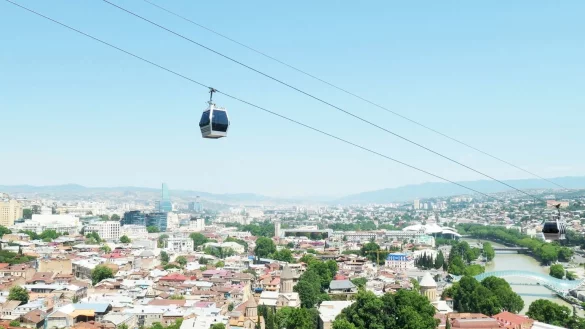 Eine Seilbahn f&auml;hrt &uuml;ber Tiflis in Georgien - &copy; Foto: Annette Meinke-Carstanjen/dpa-tmn