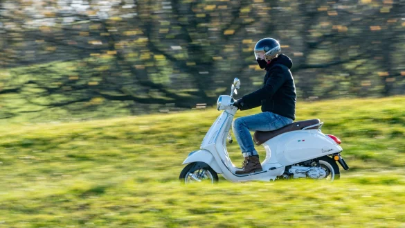 Mit der Vespa &uuml;ber's Land - &copy; Foto: Armin Weigel/dpa-tmn
