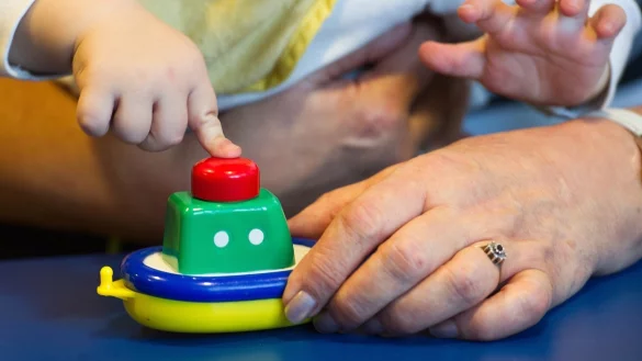 Gro&szlig;mutter und Enkelkind - &copy; Foto: Holger Hollemann/Symbolbild