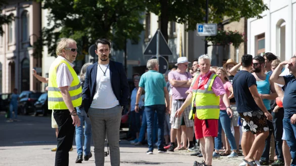 Dialog statt Konfrontation: Bei der Gegendemo zur Mahnwache der Partei &bdquo;Die Rechte" besprechen sich Organisator Andreas Mickel (links) und Celil Celik (SPD). Rechts sichert derweil Dirk Ahrweiler die Mittelstra&szlig;e. - &copy; Foto: Torben Gocke