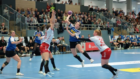 Blombergs Rückraumspielerin Ida Hoberg mit dem nächsten Torwurf im Spiel gegen Ludwigsburg. - © Paul Cohen