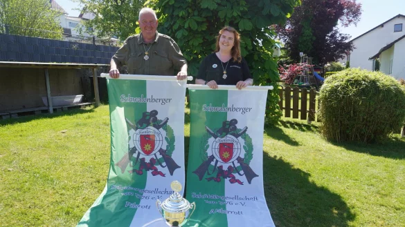 Michelle M&uuml;hl ist Schwalenbergs erste Sch&uuml;tzenk&ouml;nigin. Zu ihrem K&ouml;nig hat die 28-J&auml;hrige ihren Vater Martin M&uuml;hl auserw&auml;hlt. Auch diese Konstellation ist eine Premiere in der Vereinsgeschichte. Au&szlig;erdem gibt es damit zum ersten Mal zwei K&ouml;nigsrotten. - &copy; Michaela Wei&szlig;e