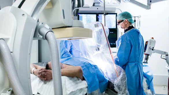 Die Herzuntersuchung per Bildschirm: Prof. Stephan Gielen, Chefarzt der Kardiologie am Klinikum Lippe, überprüft mit einem Katheter, ob eine Erkrankung des Herzens, der Herzklappen oder der Herzkranzgefäße vorliegt. - © Klinikum Lippe