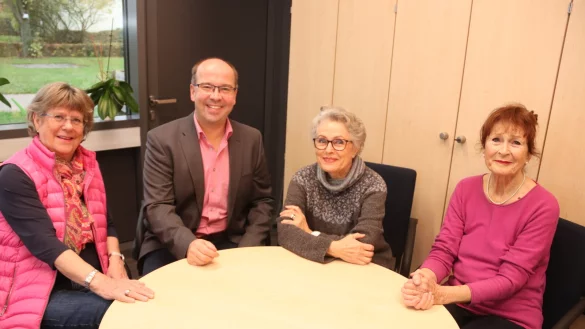 Ulrike Linsmeier, Ulrich Schumann, Uli Aaltonen und Brunhilde L&uuml;king (von links) sind zwar ein eingespieltes Team, jedoch offen f&uuml;r weitere Interessenten mit Freude am Film. Foto: Knut Dinter - &copy; Knut Dinter