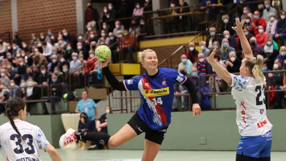 Blombergs Kamila Kordovsk&aacute; findet zwischen Lucie-Marie Kretzschmar (links) und Jill Kooij die L&uuml;cke. - &copy; Paul Cohen