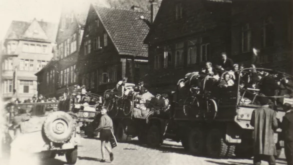 Staff-Sergeant Jerry Servedio, vom 751. Artillerie-Bataillon der US-Streitkräfte, fotografierte kurz nach dem Einmarsch der Amerikaner in Detmold die Lange Straße . - © Bildrechte: Stadtarchiv Detmold