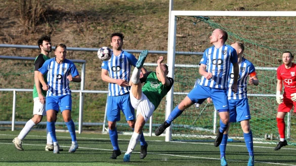 Wieder höchste Gefahr im Bad Oeynhauser Strafraum und eine gute Chance für den TSV Oerlinghausen: Hier verpasst Sven Oberschelp. - © Oliver König