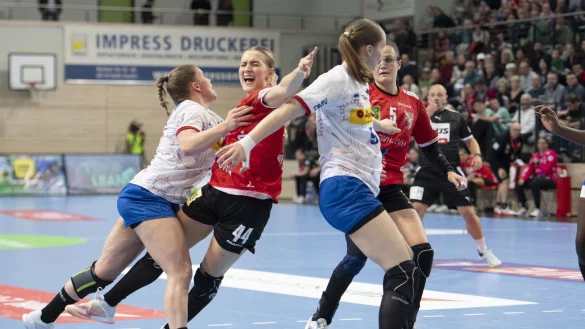 Starke Abwehrarbeit: Blombergs Laura R&uuml;ffieux (links) und Nieke K&uuml;hne lassen Julia Niewiadomska und Edita Nukovic nicht zum Zug kommen. - &copy; Objektfoto/Ballasch