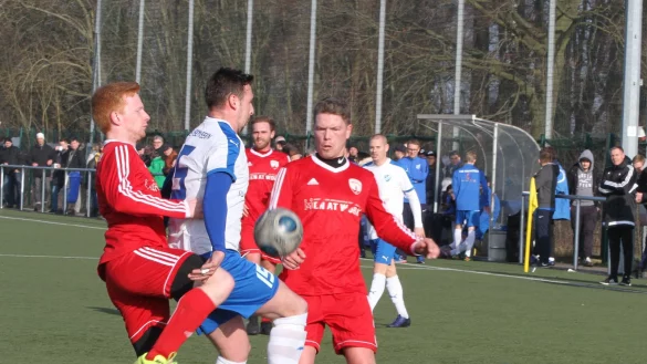Schwerer Stand: Asemissens Andreas Maier probiert, sich gegen Ingo Schmitz (links) und Manuel Wichmann vom Post-TSV Detmold zu behaupten. - &copy; Sebastian Lucas