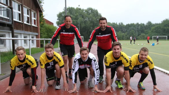 Neue Gesichter: (vorne von links) Simeon Günther, Calvin Wiederkehr, Hannes Reichinger, Sebastian Amft und Robert Neumann mit den Trainern Jens Spies (links) und Jasmin Baltic. - © Sebastian Lucas