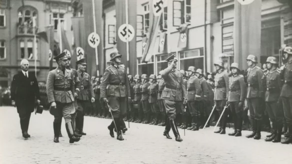 Wilhelm Gräfer (links, in Zivil) begrüßt 1936 mit Gauleiter Alfred Meyer (vor Gräfer) Wehrmachtssoldaten der Beobachtungs-Abteilung 6 auf dem Lemgoer Marktplatz. - © Lippische Landesbibliothek