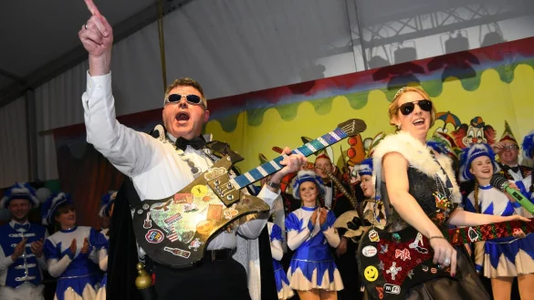 Mittendrin statt nur dabei &ndash; das trifft auf das Prinzenpaar mit Frank Schwier und Denise Luhmann zweifellos zu. Stimmung ist bei ihrem rockigen Auftritt garantiert. - &copy; Nicole Ellerbrake