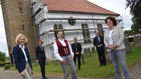 Vor dem einger&uuml;steten Gotteshaus (von links): Saskia Sch&ouml;fer von der LWL-Denkmalpflege in M&uuml;nster, Manuela Buchholz von der Unteren Denkmalbeh&ouml;rde, Projektleiterin Constance Schr&ouml;der, Thomas Fritzensmeier vom Landeskirchenamt Detmold, Pfarrer Thomas We&szlig;ler und die CDU-Bundestagsabgeordnete Kerstin Vieregge.&nbsp; - &copy; Kirchengemeinde W&uuml;sten