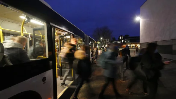 Auf dem Schulgel&auml;nde wird auf die Einhaltung des Mindestabstands geachtet. In den Schulbussen ist das nicht m&ouml;glich. - &copy; Jost Wolf