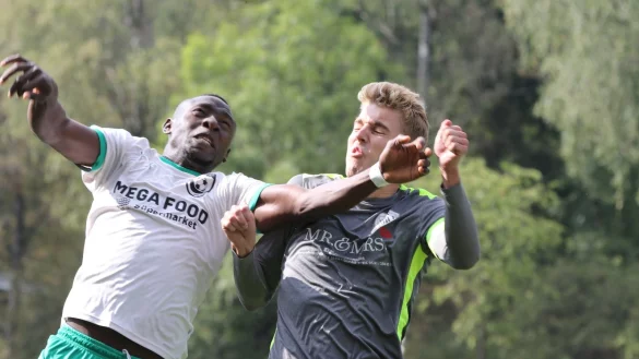 Haben sich interessante Duelle geleifert: Der Ex-Lemgoer im Trikot des SC Hicret Saliou Abou (links) und Oerlinghausens Kapitän Tobias Dingerdissen. - © Oliver König