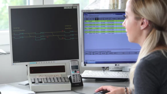 Das Symbolbild zeigt eine junge Frau bei der Arbeit. - &copy; Symbolbild: Sebastian Willnow/dpa