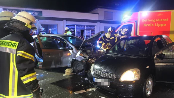 Nur noch Schrott: Bei einem Unfall am Donnerstagabend sind in Bad Salzuflen-Schötmar vier Menschen verletzt. - © Daniel Hobein