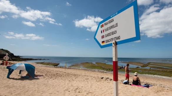 Strand in Lissabon - &copy; Foto: Paulo Mumia/dpa