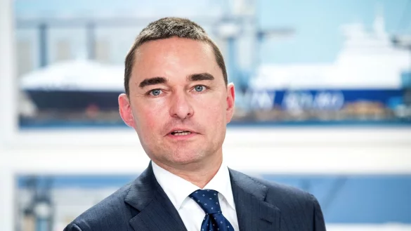 Investor Lars Windhorst, hier auf einer Pressekonferenz zur Lage seiner Werften Flensburger Schiffbau-Gesellschaft (FSG) und Nobiskrug. - © Daniel Bockwoldt/dpa