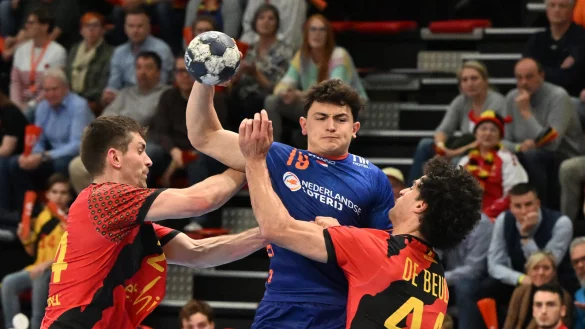 Thomas Houtepen im EM-Qualifikationsspiel gegen die Belgier Simon Ooms (links) und Jeroen De Beule. - &copy; Mathias M. Lehmann