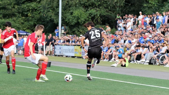 Der Lipperreiher Oleksandr Lutsyk (links) zaubert vor einer großen Kulisse gegen Kaito Mizuta vom DSC Arminia Bielefeld. - © Oliver König