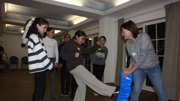 Mit &Uuml;bungen aus der Selbstverteidigung werden die M&auml;dchen unter Leitung von Trainerin Mira Tkacz im Begegnungszentrum Kiliansweg zu mehr Selbstbehauptung und -vertrauen angeleitet, um in grenz&uuml;berschreitenden Situation energisch Nein sagen zu k&ouml;nnen. - &copy; Juliana Szabo