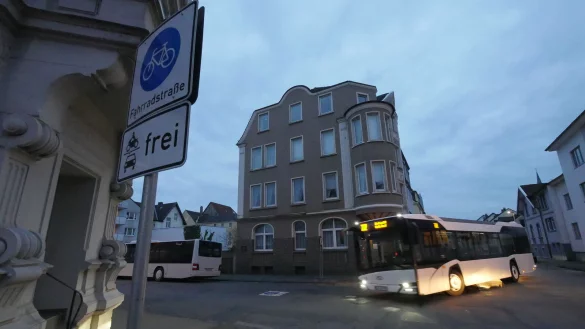 Regelmäßigen Linienbusverkehr, wie im letzten Teilstück der Emilienstraße, sieht der ADFC noch nicht als Grund, auf die Ausweisung einer Straße als Fahrradstraße zu verzichten. - © Jost Wolf