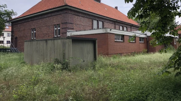 Gegen&uuml;ber der R&uuml;ckseite der Festahalle Sch&ouml;tmar liegt die Werre. Dort sollen die Kanutenb k&uuml;nftig die Boote zu Wasser lassen. - &copy; Sven Kienscherf