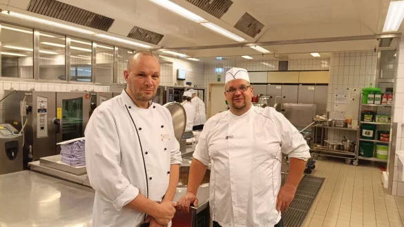 K&uuml;chenleiter im LWL-Klinikum, Marcel Ritter (l.), mit seinem einstigen Praktikanten und neuen Mitarbeiter Michael R. - &copy; LWL/Brockmeyer