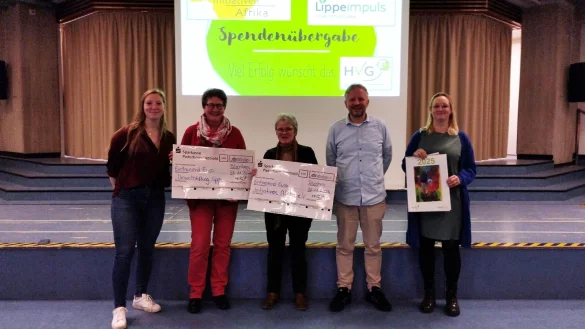 Der Erl&ouml;s aus dem Kalenderverkauf ist f&uuml;r einen guten Zweck. Hier werden die Spenden aus dem 2023er Kalenderverkauf &uuml;bergeben (von links): Clara Mittelg&ouml;ker (Kunstlehrerin, Organisatorin), Dr. A. Heinrike Heil (Umweltstiftung Lippe), Ursel Rosenh&auml;ger (Initiativen Afrika), Hans Schr&ouml;der (stellv. Schulleitung), Kathinka Speckin (Kunstlehrerin, Organisatorin) - &copy; HVG Blomberg