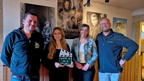 Valon Begisholli (links) wei&szlig; die Klappe 30 in guten H&auml;nden bei Madeleine und Mara Serra. Auch Eigent&uuml;mer Tobias Sommer freut sich, dass es weitergeht. Foto: Gunter Held - &copy; Gunter Held