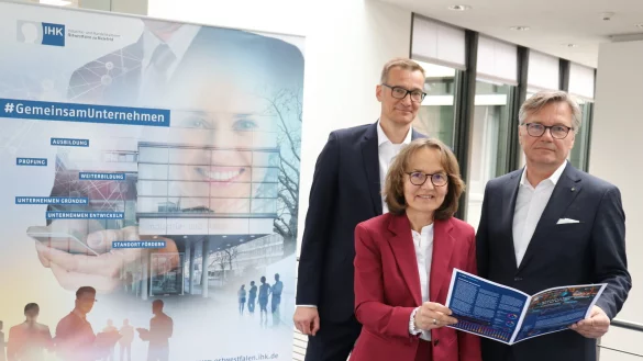 Stellten die Ergebnisse der IHK-Konjunkturumfrage vor: Arne Potthoff (v. l.), Petra Pigerl-Radtke und Jörn Wahl-Schwentker. - © Jemima Wittig