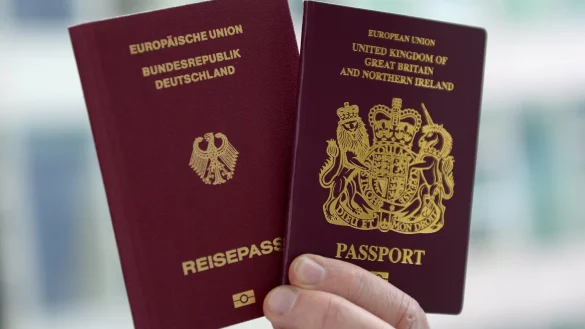 Britischer und deutscher Reisepass - &copy; Foto: Britta Pedersen/zb/dpa