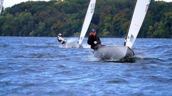 In seinem Element: Den Herforder Fabian Kirchhoff verschlug es fr&uuml;h zum Segelsport, mittlerweile ist er mehrfacher Deutscher Meister und Weltmeister in der Europe-Klasse. - &copy; Privat