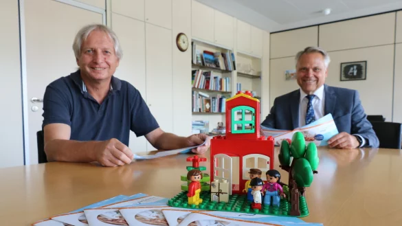 Hans Hofste von der Wirtschaftsf&ouml;rderung (links) und B&uuml;rgermeister Dr. Roland Thomas sind gespannt, wie das Projekt "Wohnungstausch" anl&auml;uft. - &copy; Alexandra Schaller