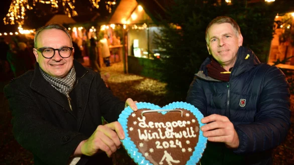 B&uuml;rgermeister Markus Baier und Christoph Vieregge, Geschaftsf&uuml;hrer Lemgo Marketing, er&ouml;ffnen die Winterwelt. - &copy; Nicole Ellerbrake