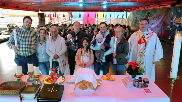 Die Schausteller-Familie Heitmann und Freunde haben sich auf der Fl&auml;che des Autoscooters zum Gottesdienst versammelt. Pfarrer Sascha Ellinghaus hat hier seinen Altar aufgebaut. - &copy; Frank-Michael Kiel-Steinkamp