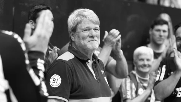 Rüdiger Risch hat sich im Kreise des TBV Lemgo Lippe viel Applaus verdient. - © Jörg Hagemann